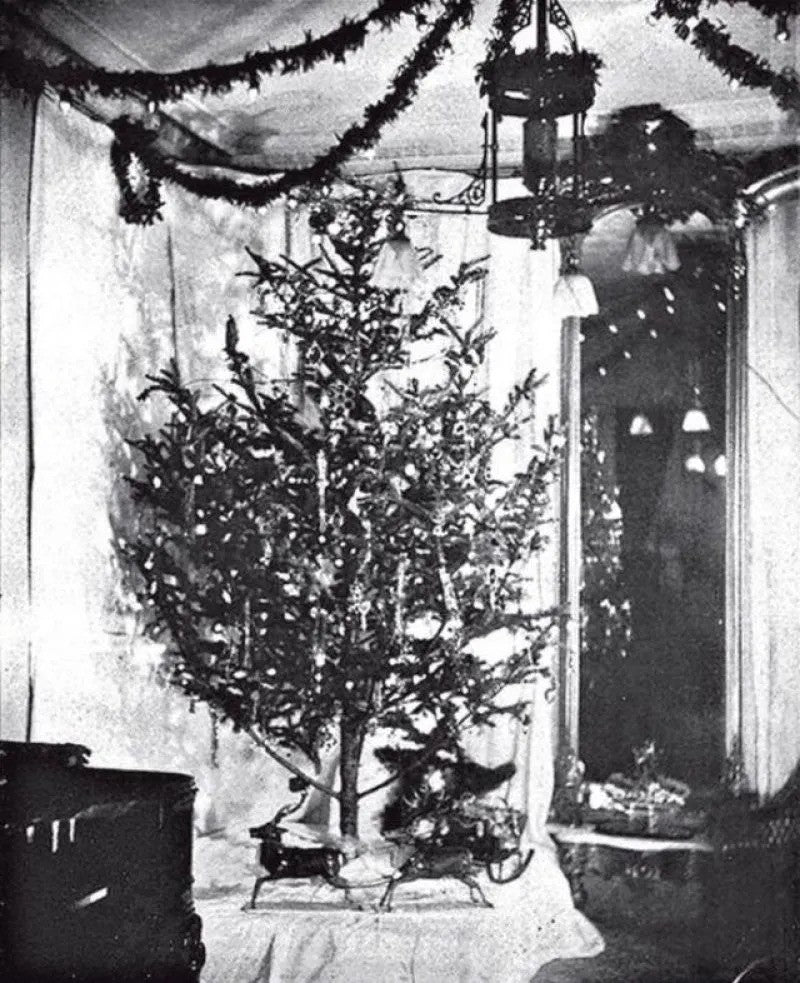 Today in Tech History (December 22, 1882): The First Electric Christmas Tree Lights Were Lit!